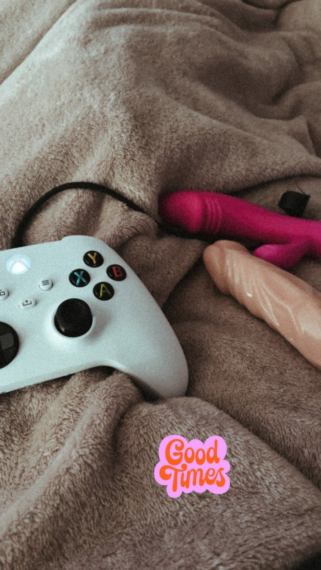Photo by Charlyot with the username @Charlyot, who is a verified user,  June 1, 2024 at 7:08 AM. The post is about the topic Boobs, Only Boobs and the text says 'Goodmorning!! Who wants to play? 🎮💓

#boobs #pierced #play #game #curvy'