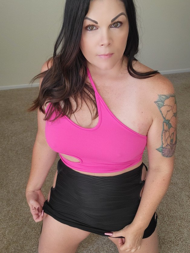 Photo by Hottmom76 with the username @Hottmom76, who is a verified user,  September 12, 2024 at 4:28 PM. The post is about the topic MILF and the text says 'good morning!'