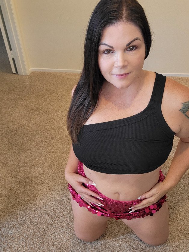 Photo by Hottmom76 with the username @Hottmom76, who is a verified user,  August 18, 2024 at 6:24 PM. The post is about the topic MILF and the text says 'good morning! ❤️'