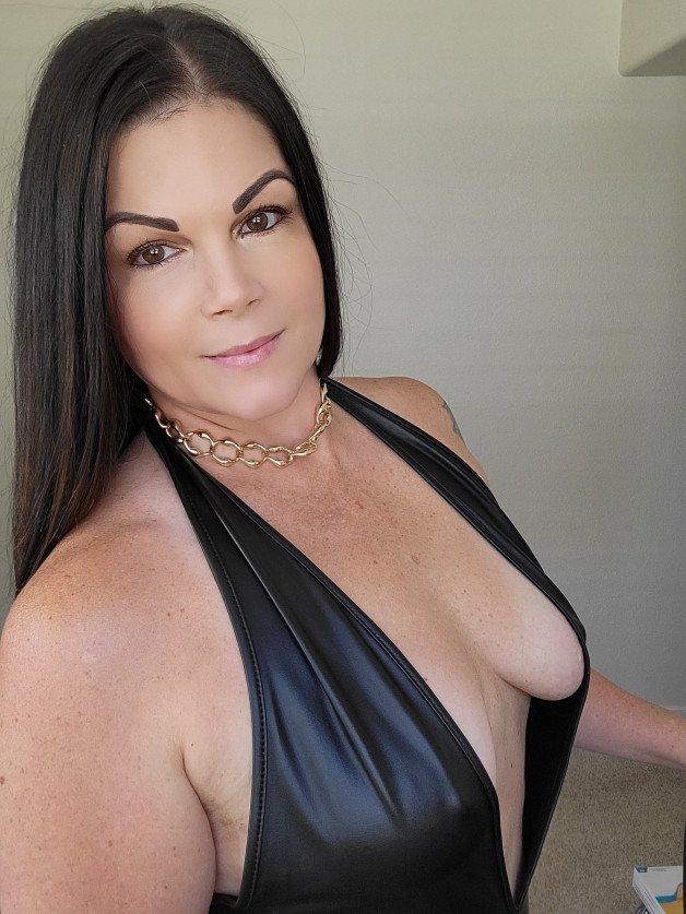 Photo by Hottmom76 with the username @Hottmom76, who is a verified user,  August 10, 2024 at 5:36 PM. The post is about the topic MILF and the text says 'happy weekend! message me for a menu of what I offer. 💋'