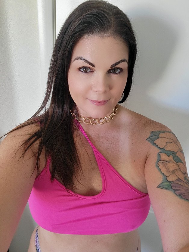 Photo by Hottmom76 with the username @Hottmom76, who is a verified user,  August 11, 2024 at 6:32 AM. The post is about the topic MILF and the text says '😘'