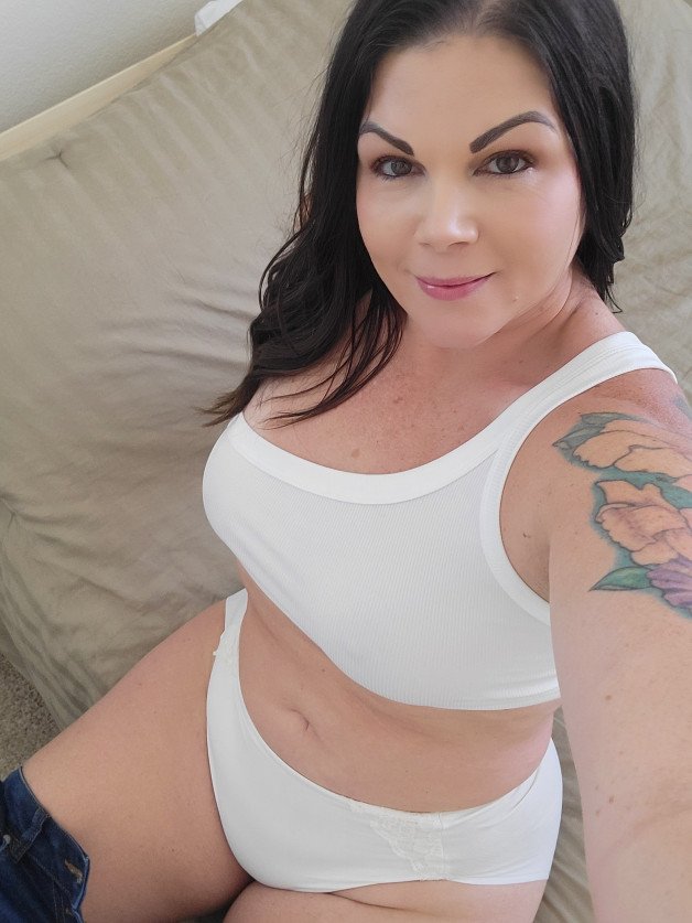 Photo by Hottmom76 with the username @Hottmom76, who is a verified user,  August 19, 2024 at 6:10 AM. The post is about the topic MILF