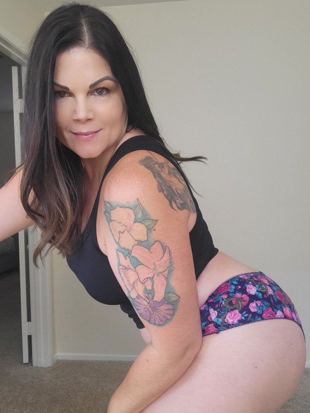 Photo by Hottmom76 with the username @Hottmom76, who is a verified user,  September 12, 2024 at 1:48 AM. The post is about the topic MILF