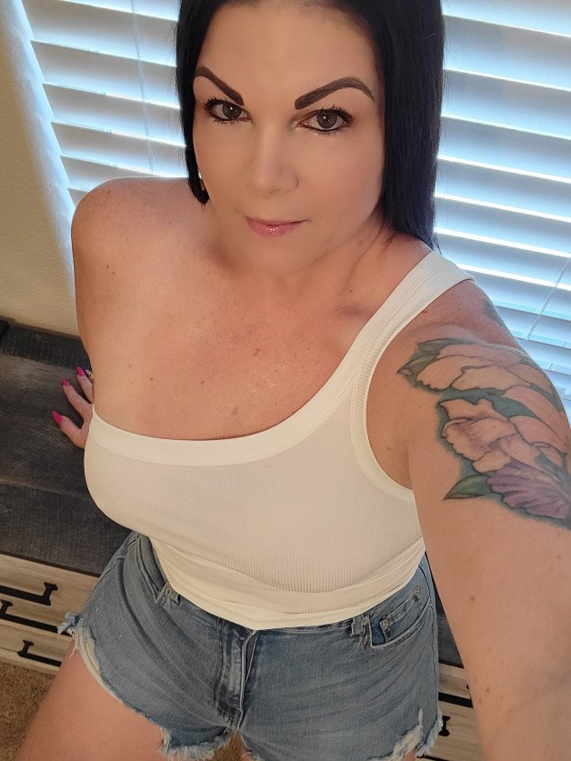 Photo by Hottmom76 with the username @Hottmom76, who is a verified user,  July 26, 2024 at 2:48 AM. The post is about the topic MILF and the text says 'Am I a cougar?'