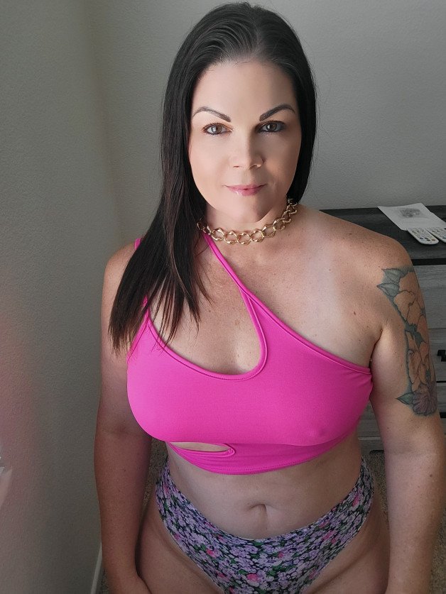 Photo by Hottmom76 with the username @Hottmom76, who is a verified user,  July 29, 2024 at 4:31 AM and the text says 'Topless video cock ratings $20. Message me'