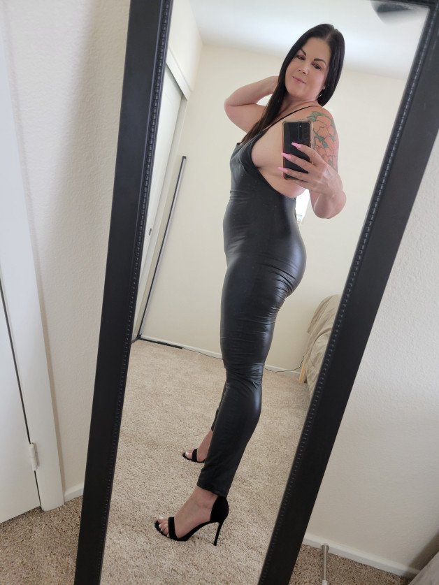 Photo by Hottmom76 with the username @Hottmom76, who is a verified user,  July 16, 2024 at 8:54 PM and the text says 'latex is fun.'