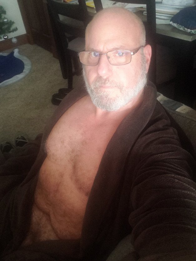 Photo by Gr8full with the username @Erec-Shun, who is a verified user,  January 1, 2024 at 6:02 PM. The post is about the topic Married and looking and the text says 'spending the 1st day of the year in a robe watching tv'