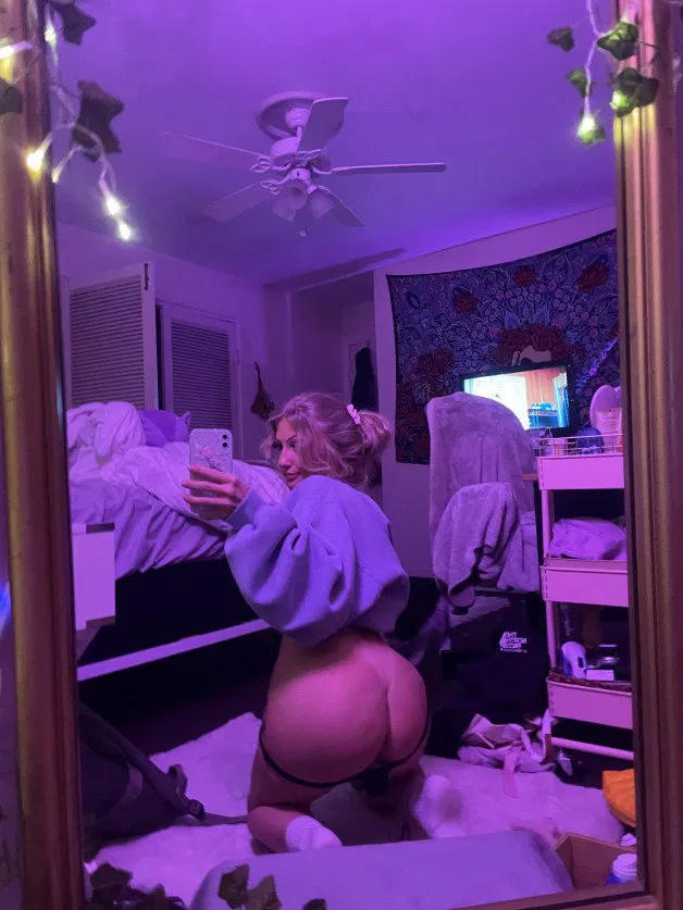 Photo by Alexis with the username @alexisblonde, who is a star user,  July 16, 2024 at 8:23 PM. The post is about the topic Mirror Selfies and the text says 'who wants to bend me over and give me shivers?'