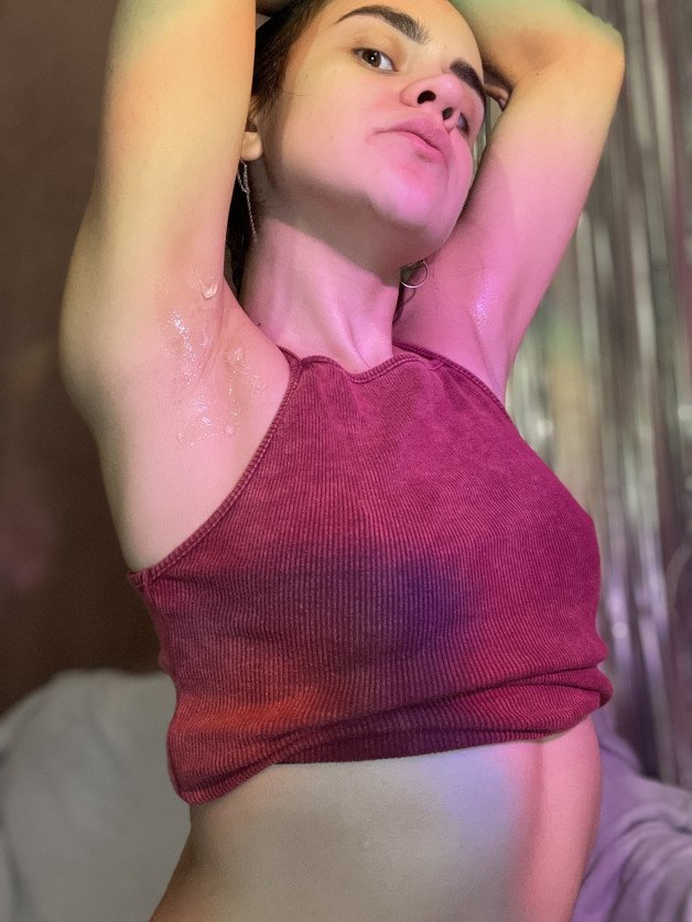 Photo by emmafoxgirl with the username @emmafoxgirl, who is a verified user,  November 26, 2024 at 6:08 PM. The post is about the topic Teen and the text says 'What would you like to do with my armpits?'