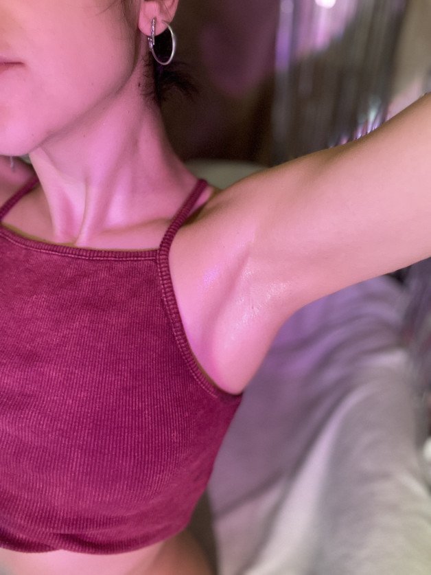 Photo by emmafoxgirl with the username @emmafoxgirl, who is a verified user,  October 24, 2024 at 6:04 PM. The post is about the topic Teen and the text says 'What would you like to do with my armpits?'