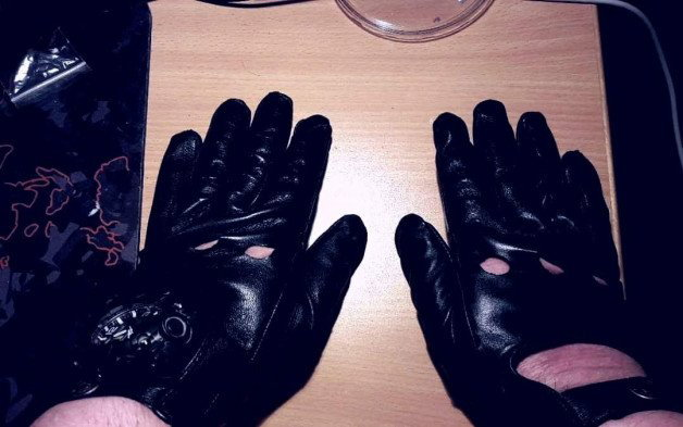Photo by Leather Master Markus with the username @LeatherMasterMarkus,  June 26, 2024 at 10:43 PM and the text says 'I am Leather Driver Glove.
Das sind meine Leder Fahrer Handschuhe'