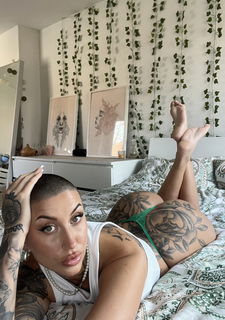 Photo by tattooedxmia with the username @tattooedxmia, who is a star user,  September 27, 2024 at 7:55 PM. The post is about the topic Amateurs and the text says 'wanna have some cake? 🍰'