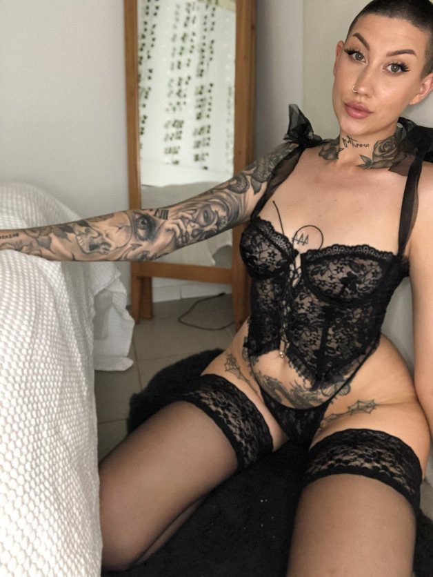 Photo by tattooedxmia with the username @tattooedxmia, who is a star user,  September 8, 2024 at 8:18 PM. The post is about the topic Amateurs and the text says 'am I a hottie?'