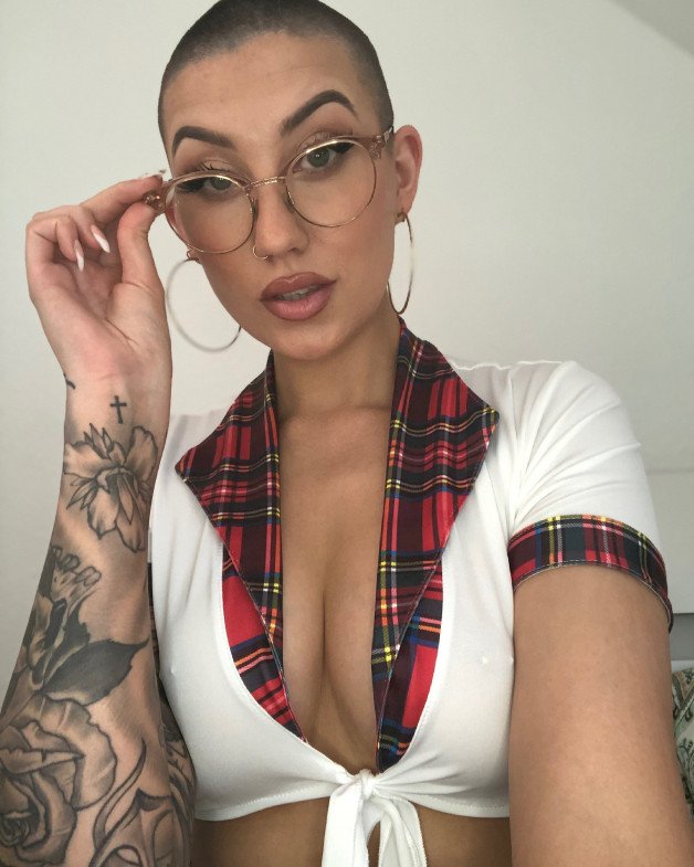 Photo by tattooedxmia with the username @tattooedxmia, who is a star user,  July 21, 2024 at 9:10 AM. The post is about the topic Amateurs and the text says 'Feeling like a star tonight'