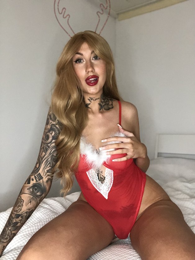 Photo by tattooedxmia with the username @tattooedxmia, who is a star user,  November 21, 2024 at 6:34 PM. The post is about the topic Teen and the text says 'christmas is slowly coming closer...

wanna have an early present? 😈'