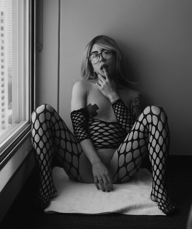 Photo by ⛓Ｇｏｖｅｒｎｅｓｓ Ｒｏｘｙ with the username @bdsmmistressroxy, who is a star user,  September 27, 2024 at 8:13 PM. The post is about the topic Beautiful Girls and the text says 'Do you like it when a girl licks your fingers during sex?'