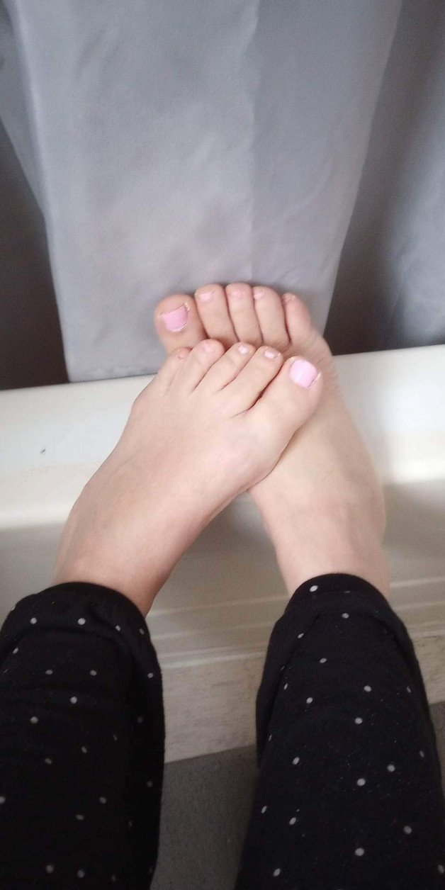 Photo by gooselicker with the username @gooselicker,  January 15, 2023 at 6:14 PM. The post is about the topic Teen toes