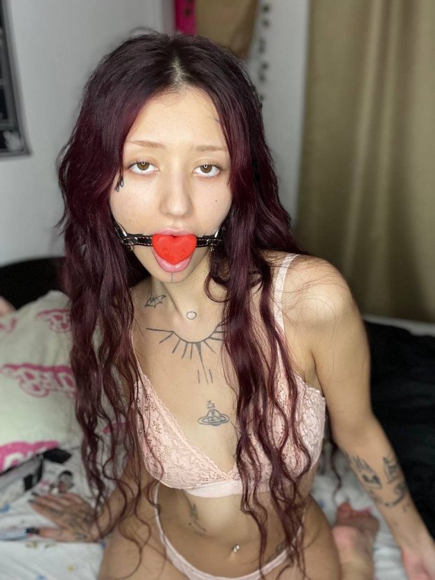 Photo by yoonah with the username @yoonah, who is a star user,  September 16, 2024 at 2:33 PM. The post is about the topic Suicide Girls and the text says 'i have a lot of toys🖤'