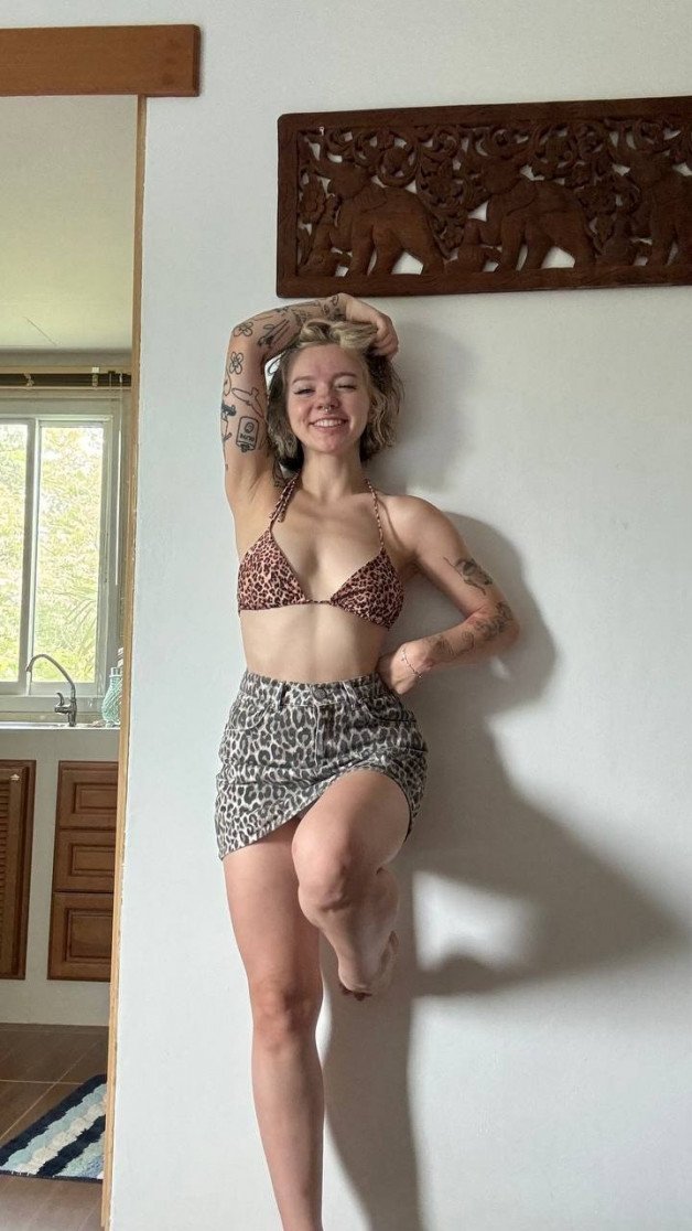 Photo by yourkrista with the username @yourkrista, who is a star user,  August 27, 2024 at 4:11 PM. The post is about the topic Homemade and the text says 'It&#039;s a hot skirt, but clearly i need to be naked'