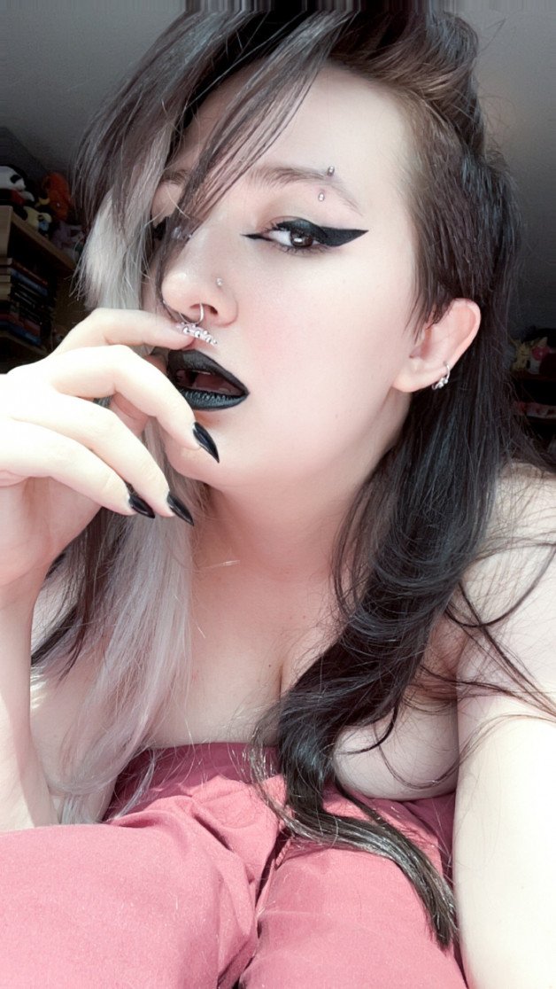 Photo by mirandaxdarling with the username @mirandaxdarling, who is a star user,  September 16, 2024 at 3:02 PM. The post is about the topic Goth Girls and the text says 'lil reminder that I’m pretty'