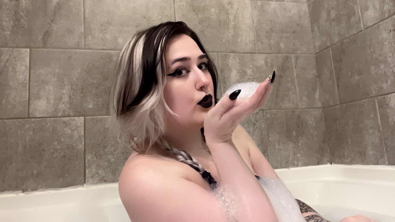 Album by mirandaxdarling with the username @mirandaxdarling, who is a star user,  September 9, 2024 at 3:14 PM. The post is about the topic Bathing Beauties and the text says 'I never take photos this pretty when I have clothes on 🙄😂'