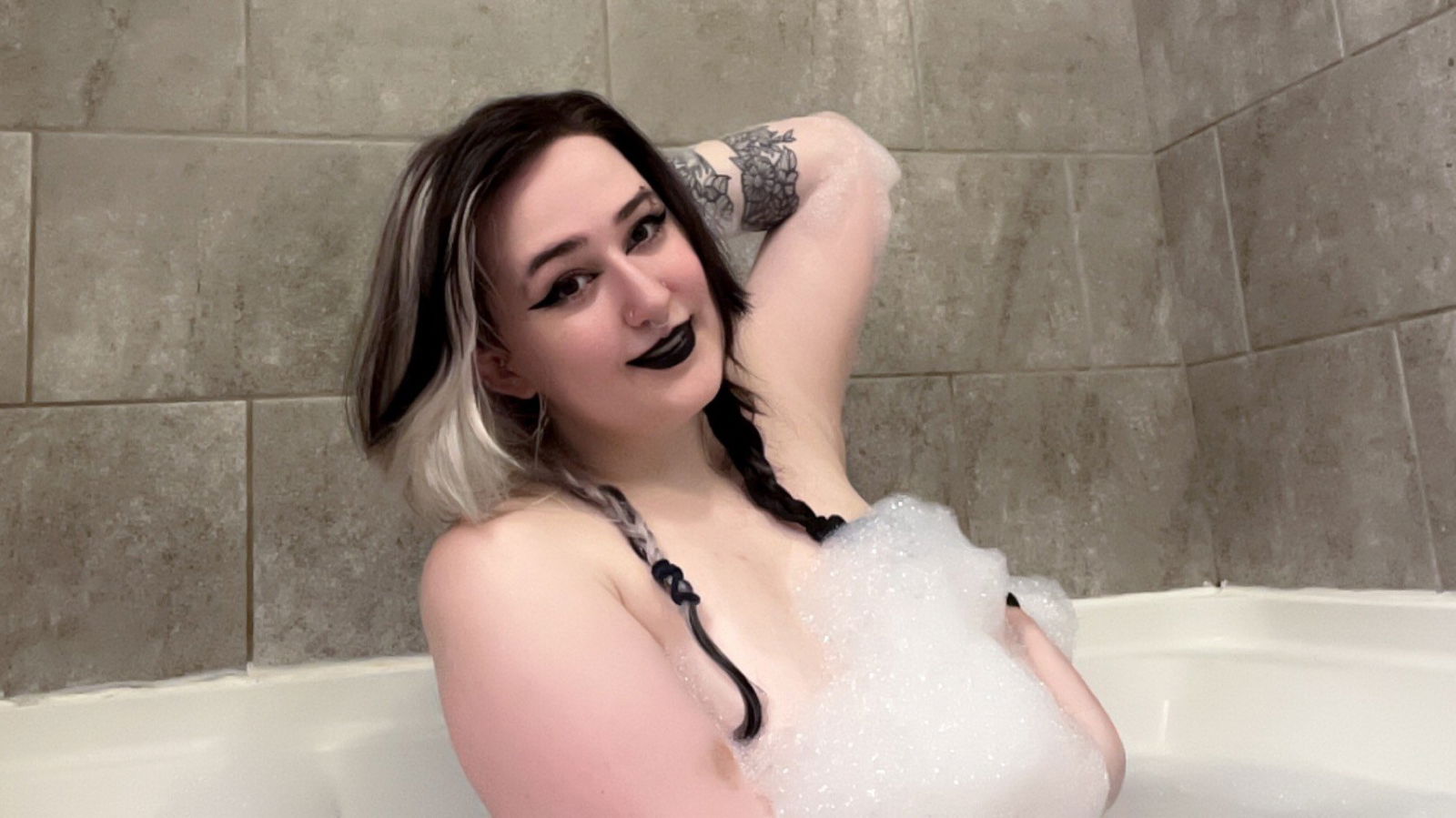 Album by mirandaxdarling with the username @mirandaxdarling, who is a star user,  September 9, 2024 at 3:14 PM. The post is about the topic Bathing Beauties and the text says 'I never take photos this pretty when I have clothes on 🙄😂'