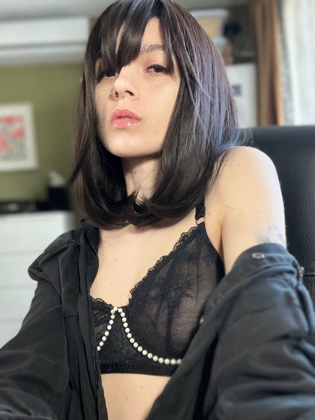 Photo by Noa Blast with the username @NoaBlast, who is a star user,  November 7, 2024 at 8:25 AM. The post is about the topic Amateurs and the text says 'Woke up feeling kind of lonely, daddy. Wanna play with me? :P'