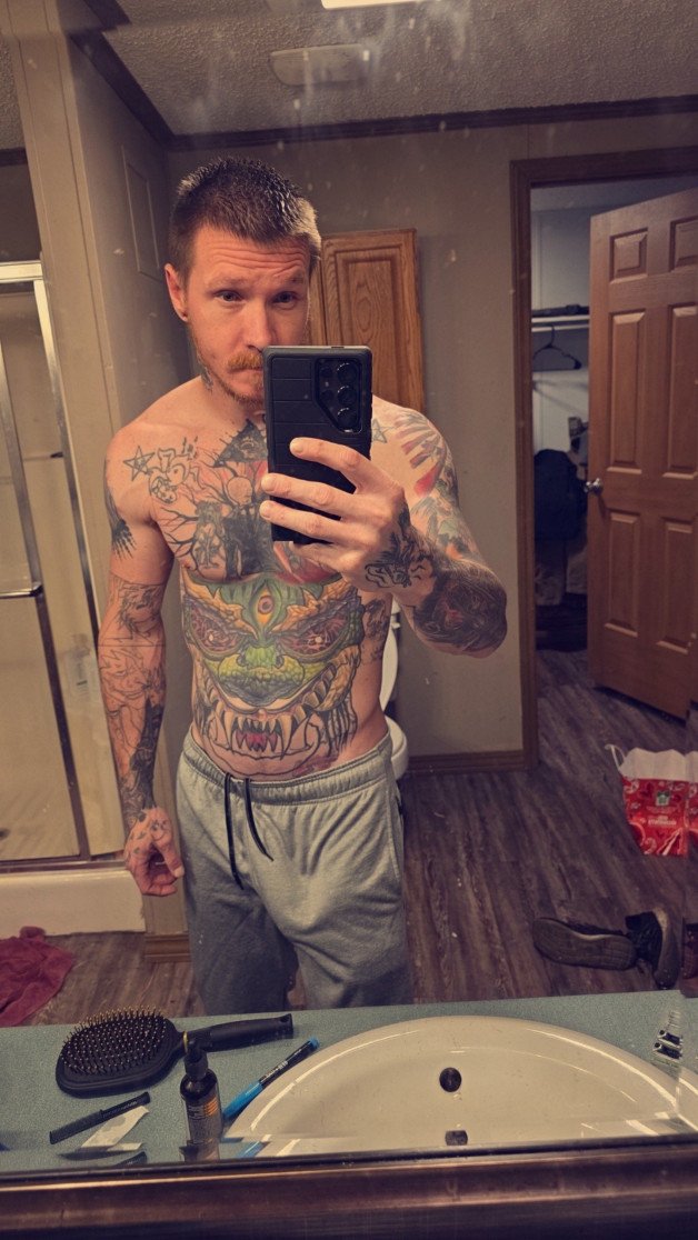 Photo by HungandTatted with the username @HungandTatted, who is a verified user,  November 7, 2024 at 7:03 AM and the text says 'everyday is a good day for sweatpants!'