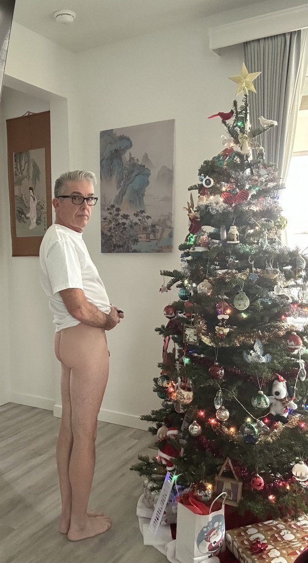 Album by Maturedad with the username @Maturedad, who is a verified user,  December 11, 2024 at 12:54 AM and the text says 'Daddy making me pose by the tree. Merry Christmas! 🎄'