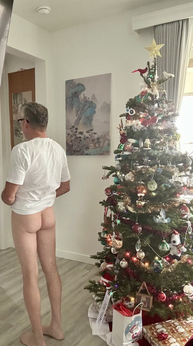 Album by Maturedad with the username @Maturedad, who is a verified user,  December 11, 2024 at 12:54 AM and the text says 'Daddy making me pose by the tree. Merry Christmas! 🎄'