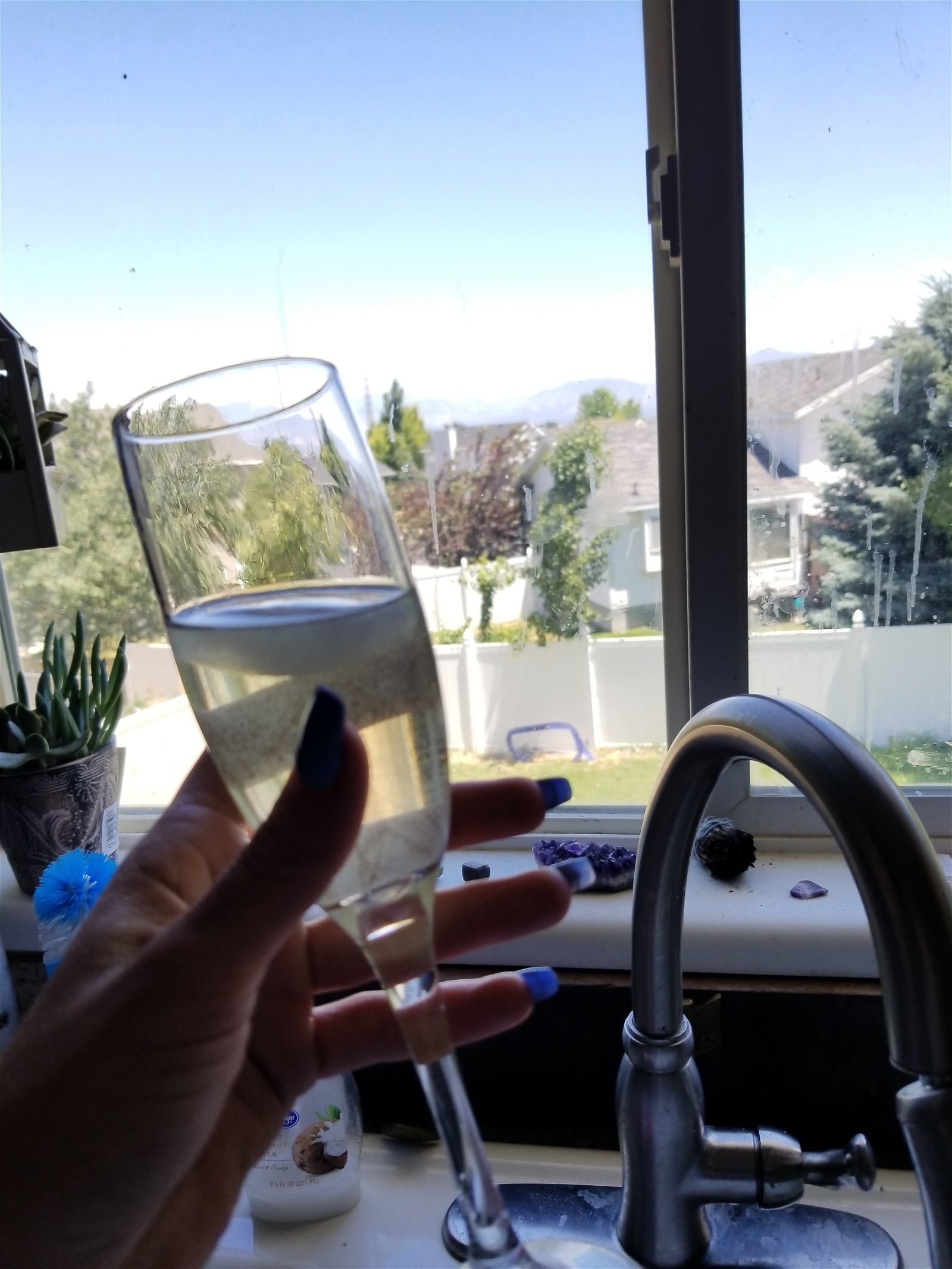 Photo by PetiteBlondeMilf with the username @Petiteblondemilf, who is a star user,  June 24, 2018 at 8:34 PM and the text says '?POP?
    Cheers to a Sunday of Sending

A nice 5 minute ignore session while sippin in wine

#petiteblondemilf #FinDomme #Mistress'