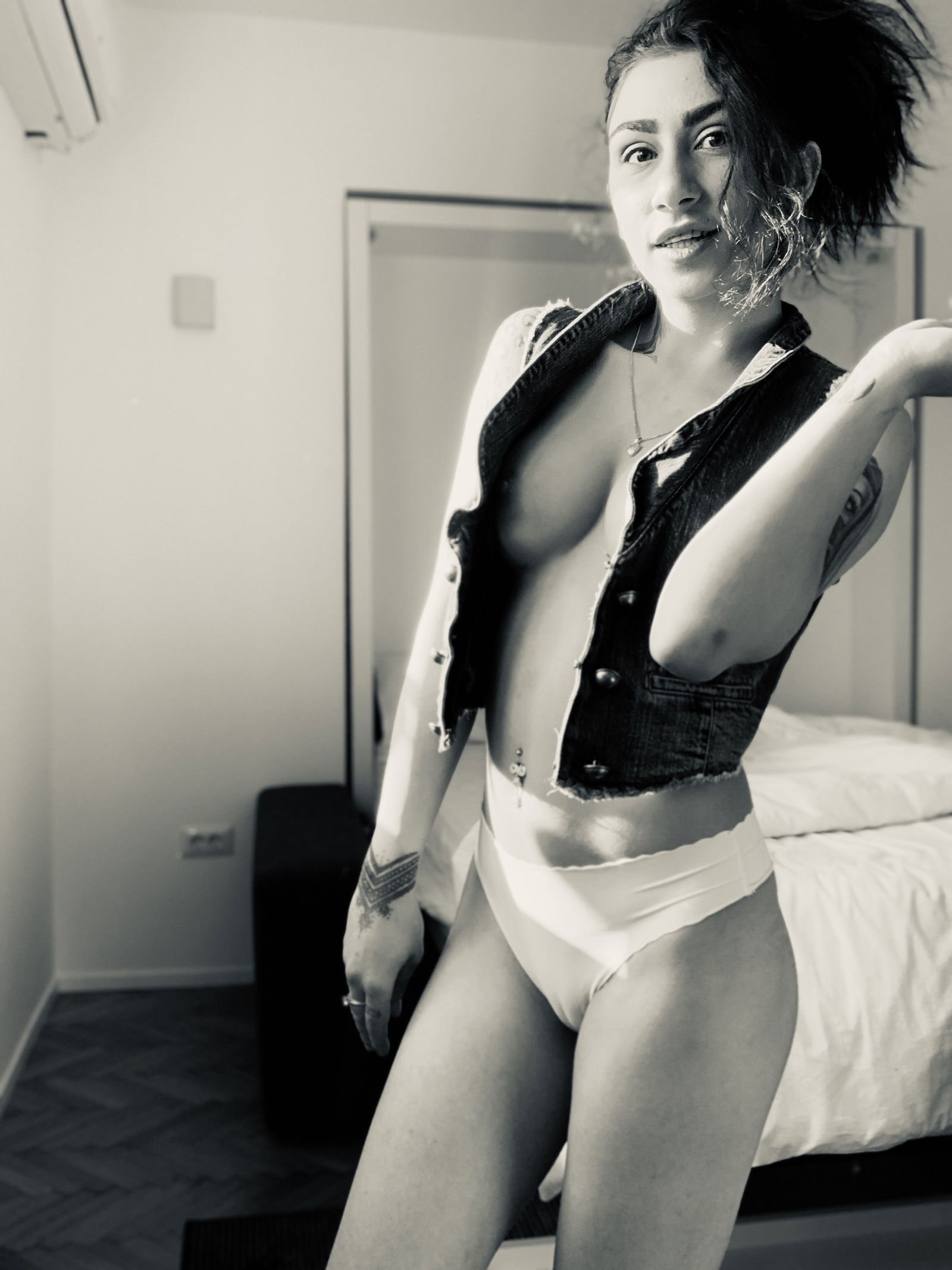 Photo by Aysha Rosse with the username @AyshaRosse, who is a star user,  April 2, 2020 at 2:00 PM. The post is about the topic Black and White and the text says '🔞#Sharesome #SharesomeLove #ManyVids #Instagram #Girl #CuteGirl #Tattoo #Hot #Sexy #Teen #Skinny'