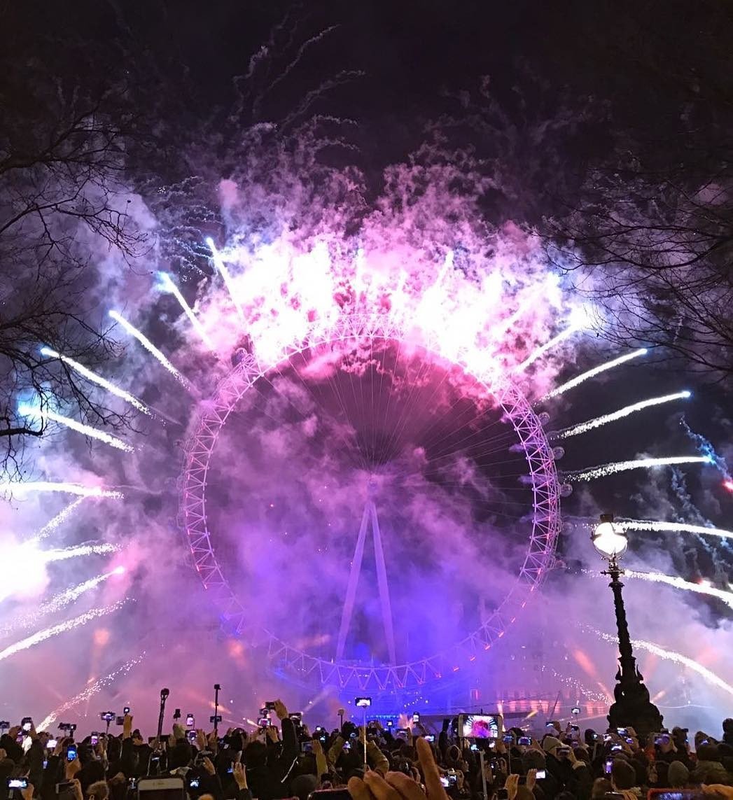 Photo by Deetz Mac Innes with the username @Deetz,  January 1, 2017 at 4:25 AM and the text says 'londongramer: @leanmonster  #HappyNewYear #NYE2016 #LondonFireworks @ldn_gov http://ift.tt/2ikE03I'