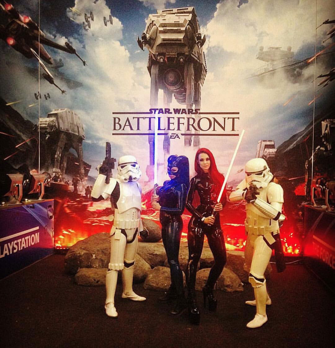 Photo by gazukull with the username @gazukull,  October 30, 2015 at 7:15 PM and the text says 'starfucked:

 #comiccon #comicconstockholm #battlefront #starwars #latex #fetishmodel #girls #latexmodel #sith #jedi #twilek #starfucked'