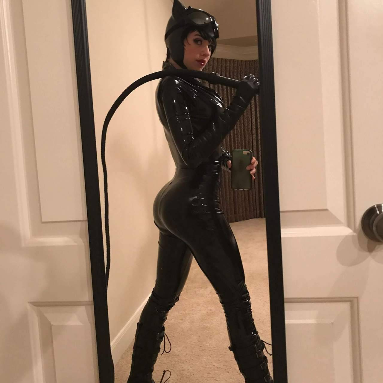 Photo by gazukull with the username @gazukull,  August 25, 2017 at 5:55 PM and the text says 'cosplay-galaxy:

Catwoman by Amouranth'