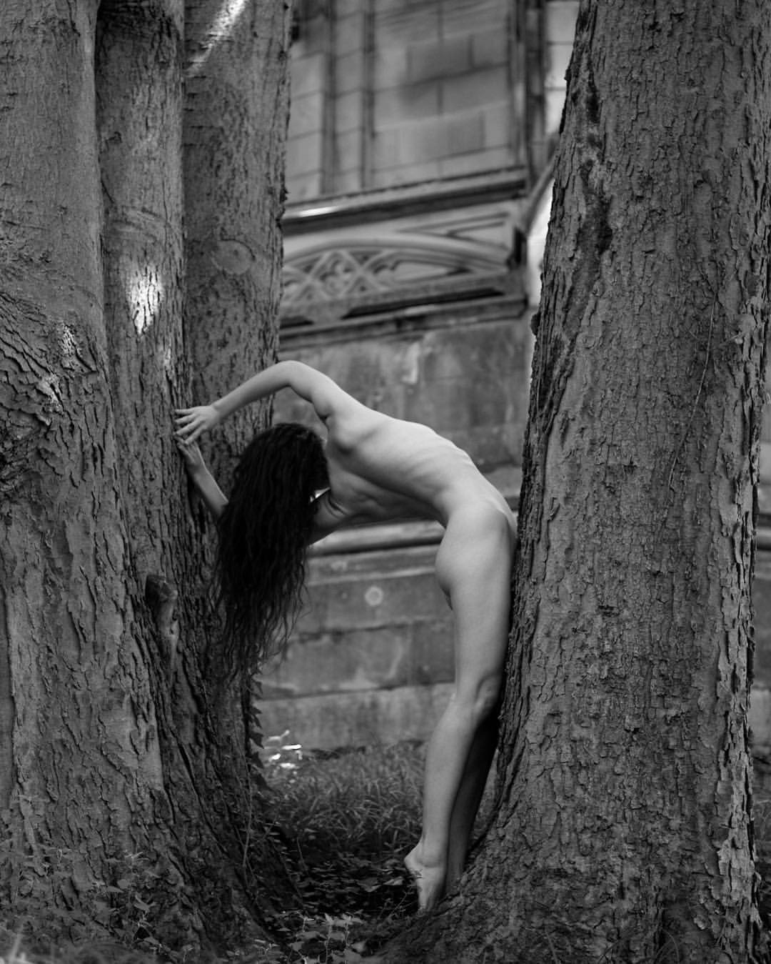 Photo by rysvdcafeq with the username @rysvdcafeq,  April 3, 2017 at 11:42 PM and the text says 'terryeaton:

Kelsey | @kelseydylan #model #travelingmodel #figuremodel #nudemodel #artnude #nude #outside #outdoors #nature #naturallight #naturalbeauty #allnatural #bw #bwphotography #blackandwhite #pr0ject_uno #pr0ject_bnw'