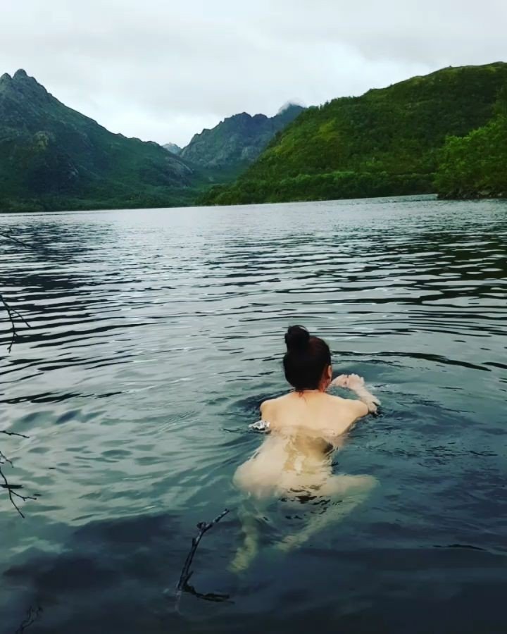 Photo by rysvdcafeq with the username @rysvdcafeq,  August 11, 2017 at 1:01 AM and the text says 'naturalswimmingspirit:
See the vdo

kimbly82“Skinny Dip”Promised a Norwegian midnight swim… found the perfect lake - nuded up (with my things on) and froze my bum off  ☀ #skinnydip #northernnorway #norway #midnightsun #lake #letsgosomewhere..'