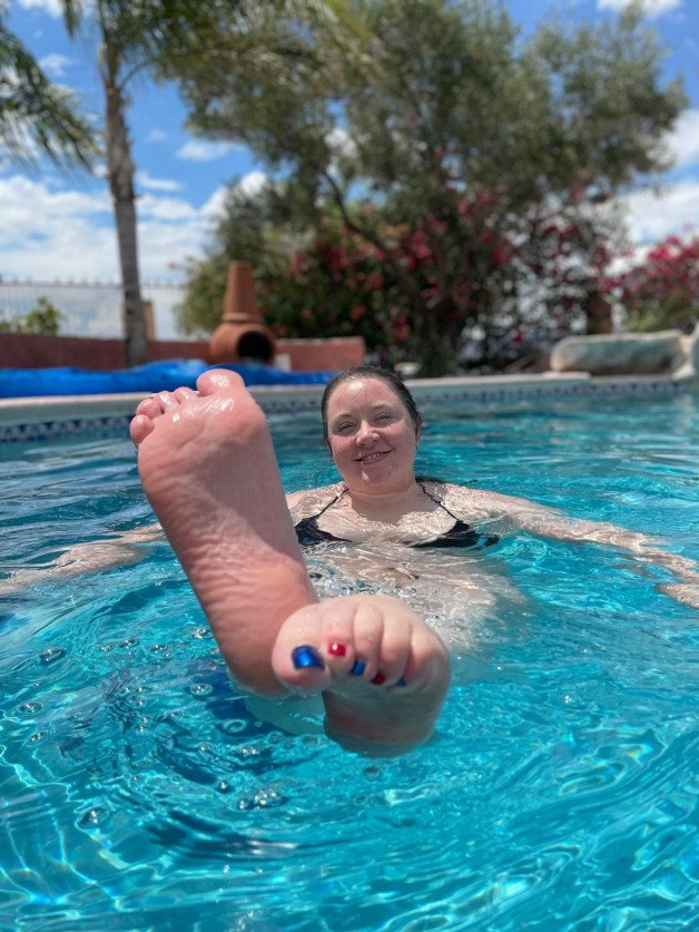 Photo by OliviaVadaJames with the username @OliviaVadaJames, who is a star user,  August 6, 2022 at 7:20 PM. The post is about the topic Toes and the text says 'onlyfans.com/oliviavadajames
follow to see what color my toes are now!'