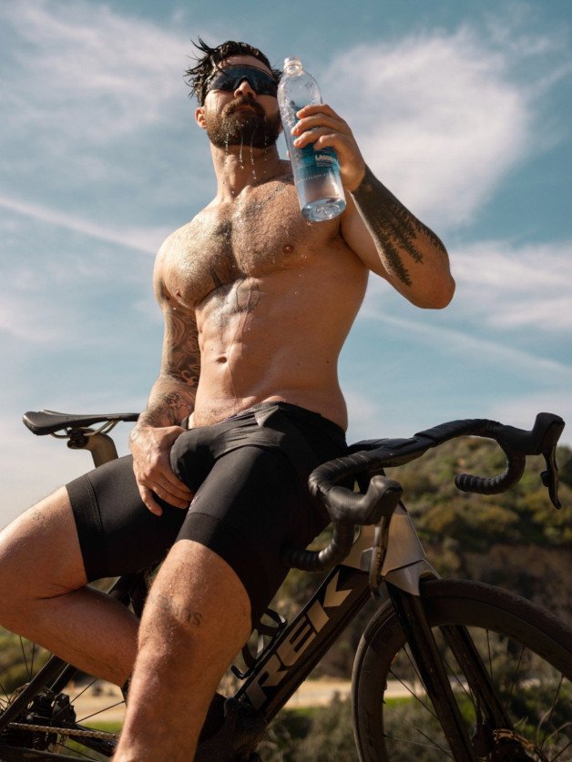 Photo by Nickplus33 with the username @Nickplus33, who is a verified user,  August 16, 2023 at 3:36 AM and the text says '#dilf #bulge #cyclist #muscled #beard #shades'