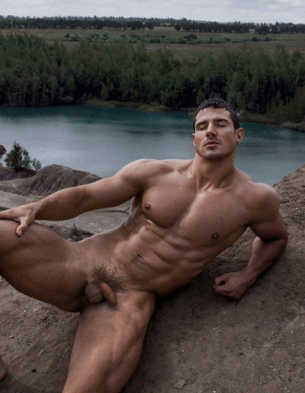 Photo by Nickplus33 with the username @Nickplus33, who is a verified user,  February 18, 2024 at 4:34 AM and the text says '#muscled #tanned #trimmed  #outdoors #youngdilf #smooth #manspread'