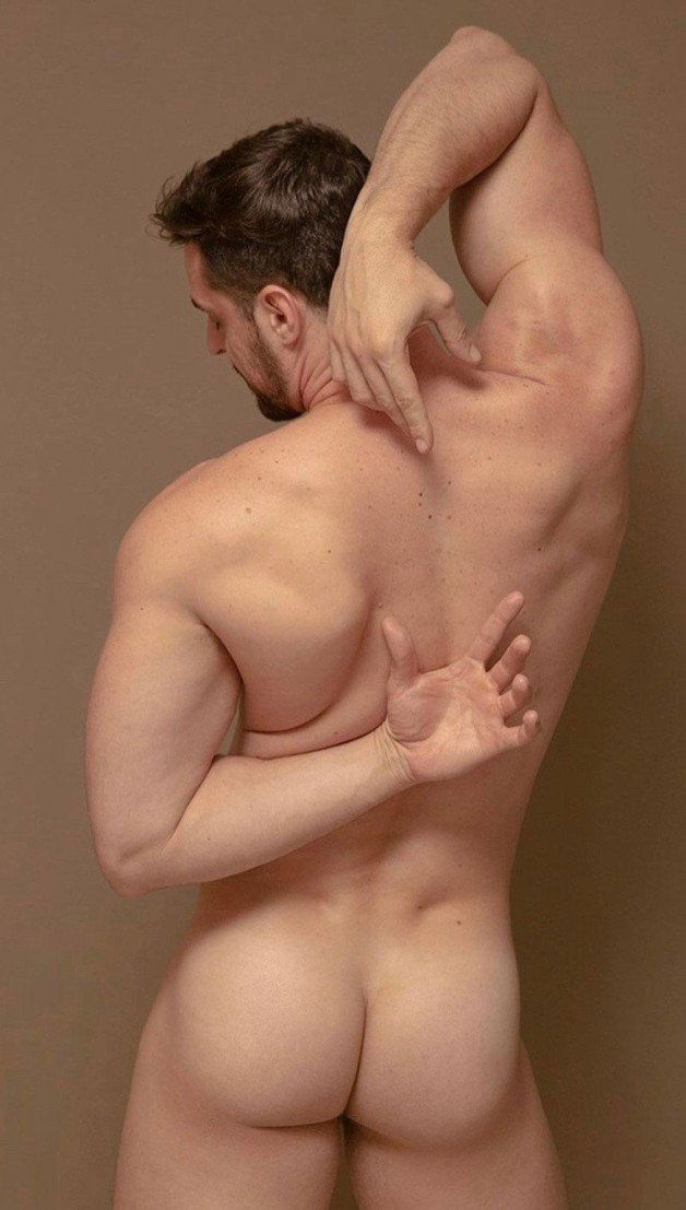 Photo by Nickplus33 with the username @Nickplus33, who is a verified user,  April 24, 2024 at 1:42 AM and the text says '#muscled #toned #butt #youngdilf #beard'