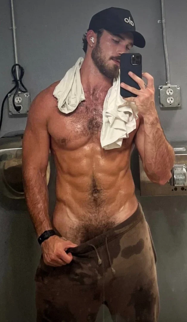 Photo by Nickplus33 with the username @Nickplus33, who is a verified user,  March 22, 2024 at 2:47 AM and the text says '#selfie #toned #youngdilf #otter  #beard #tone #hairy #bush'
