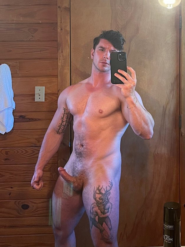 Photo by Nickplus33 with the username @Nickplus33, who is a verified user,  April 19, 2024 at 1:50 AM and the text says '#muscled #trimmed  #hung #curved #ink #happytrail #youngdilf #selfie'