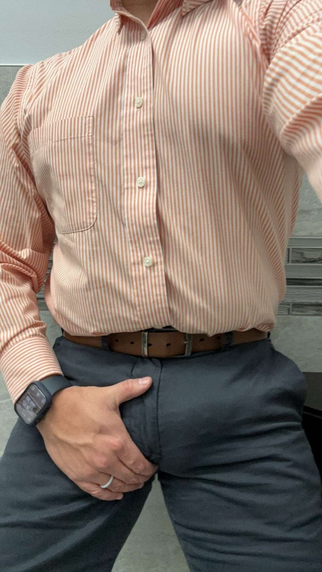 Photo by Nickplus33 with the username @Nickplus33, who is a verified user,  March 2, 2024 at 5:11 AM and the text says '#bulge #office #dilf #beefy #band #DL'