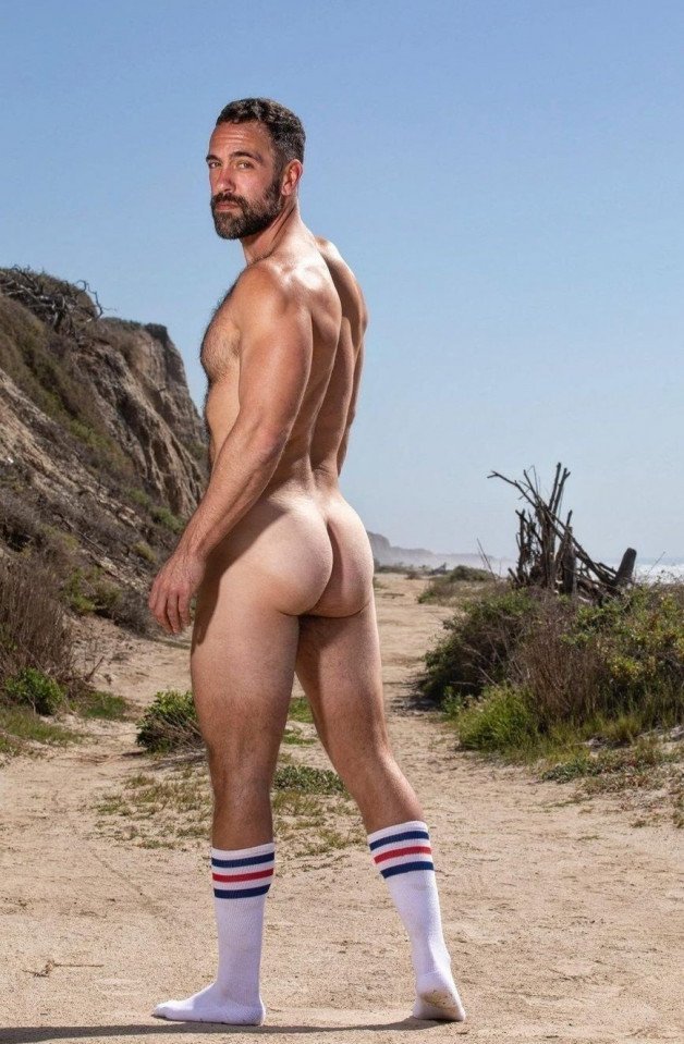 Photo by Nickplus33 with the username @Nickplus33, who is a verified user,  April 23, 2024 at 1:37 AM and the text says '#dilf #outdoors #toned #beard #butt'