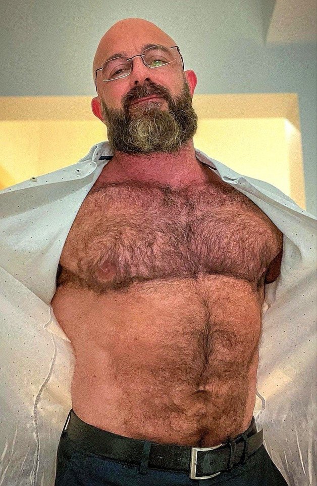 Photo by Nickplus33 with the username @Nickplus33, who is a verified user,  October 6, 2023 at 3:29 AM and the text says '#beefy #beard #daddy #specs #bald #beard'