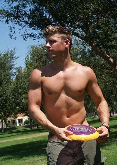 Photo by nicegaypics with the username @nicegaypics,  September 22, 2013 at 3:17 PM and the text says 'Frisbeeautiful #shirtless  #blond'