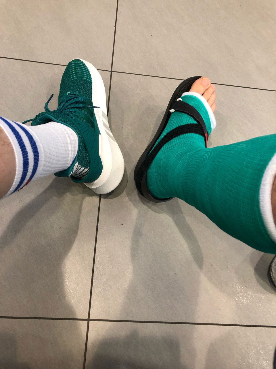 Photo by ampstef with the username @ampstef,  June 29, 2018 at 8:50 PM and the text says 'castmande:

Shell i buy some new #sneakers ? #brokenleg #brokenfoot #brokenankle #gaysneakers #gayfetish'