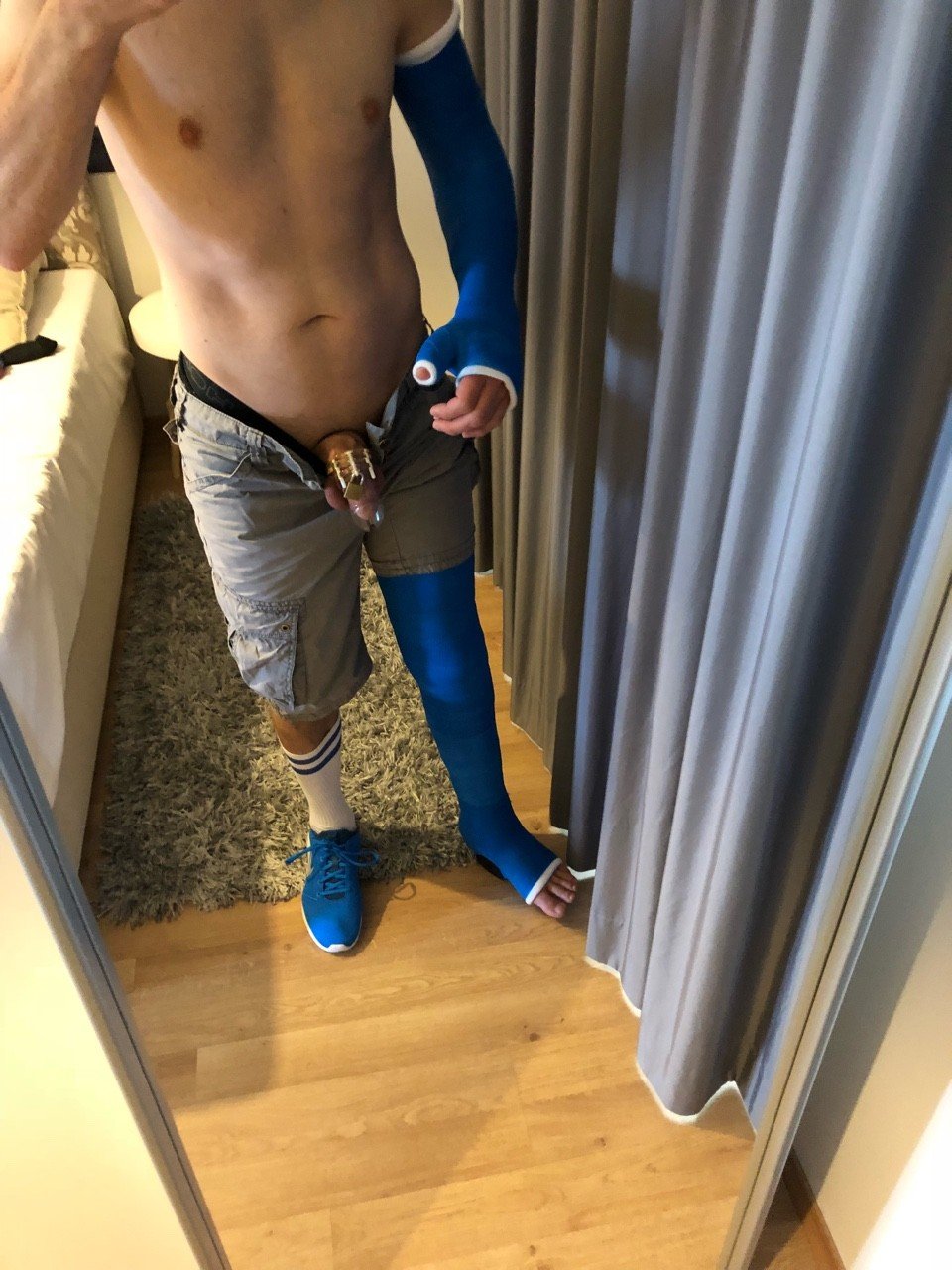 Photo by ampstef with the username @ampstef,  June 29, 2018 at 8:45 PM and the text says 'castmande:Good morning! Day2 with my #brokenleg #brokenfoot #brokenarm #brokenthumb #brokenhand and #chastitybelt   #gesso #yeso #platre #gips #gipsarm #gipsbein #gayfetish'