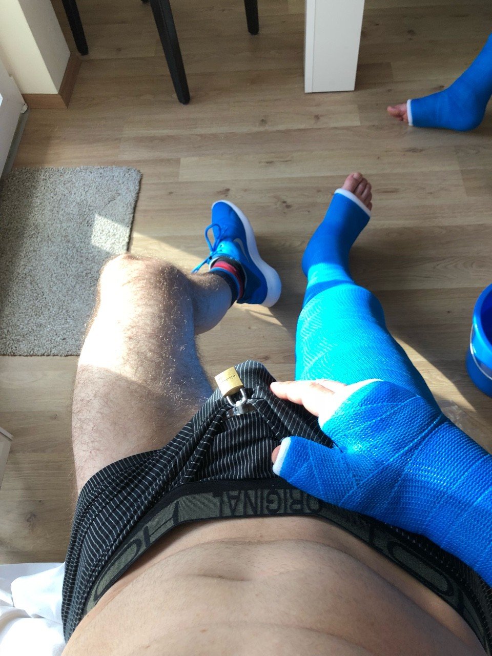 Photo by ampstef with the username @ampstef,  June 22, 2018 at 5:36 AM and the text says 'castmande:

Looking forward to a great weekend with @gayskatercaster and @andrewithcast #brokenleg #brokenarm #chastity #gayfetish #sneakers #brokenfoot #brokenhand #gips #platre #gesso #yeso'